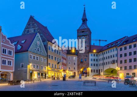 Schmalzturm und farbenfrohe Gebäude auf dem Hauptplatz in der historischen Altstadt in der blauen Stunde, Landsberg am Lech, Bayern, Deutschland Stockfoto