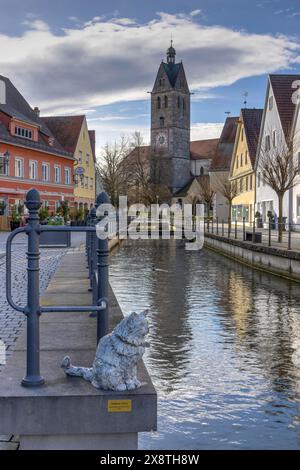 Katzenskulptur Stadt Cat Chicco, an der Wasser Memminger Ach und im Hintergrund die evangelisch-lutherische Kirche unserer Lieben Frau und die malerische Stockfoto