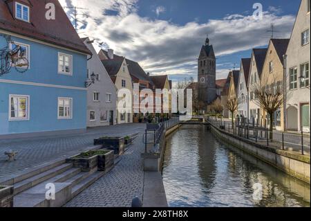 Die evangelisch-lutherische Kirche unserer Lieben Frau und die malerischen Gebäude entlang der Memminger Ach in der Altstadt, Memmingen, Schwaben, Bayern Stockfoto