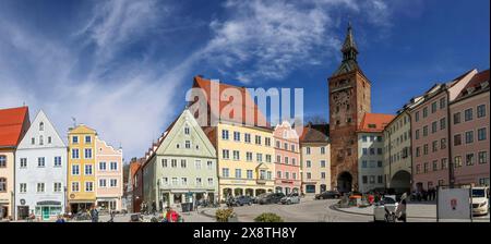 Panoramafoto Schmalzturm und farbenfrohe Gebäude auf dem Hauptplatz in der historischen Altstadt, Landsberg am Lech, Bayern, Deutschland Stockfoto