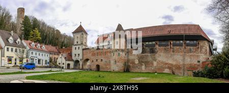 Panoramafoto Pulverturm, mittelalterliche Stadtmauer und Sandauer Tor in der Sandauer Straße, Landsberg am Lech, Bayern, Deutschland Stockfoto