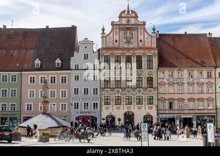 Das mittelalterliche historische Rathaus und der mit Reliefs und Figuren geschmückte Marienbrunnen auf dem Hauptplatz im Zentrum der historischen Altstadt Stockfoto