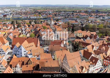 Blick auf die Altstadt in Richtung Deininger Tor Tor vom Daniel-Kirchturm der St. Georg-Kirche, Noerdlingen, Schwaben, Bayern, Deutschland Stockfoto