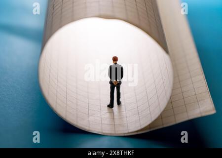 Der Mann steht am Ende der Röhre, reflektiert über die Zukunft Stockfoto