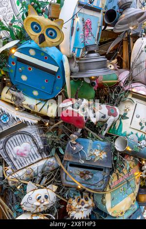 Ein Haufen alter, farbenfroher und rostiger Briefkästen, Schwäbisch Hall, Franken, Baden-Württemberg, Deutschland Stockfoto