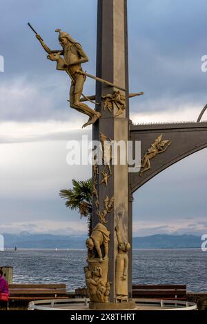 Teil der Skulptur magische Säule von Peter Lenk an der Meersburger Hafenpier Meersburg, Bodenseebezirk, Baden-Württemberg Stockfoto