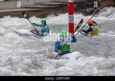 Kajakwettbewerb auf dem Augsburger Eiskanal mit Kajakpaddlern, Kajak, Augsburg, Schwaben, Bayern, Deutschland Stockfoto