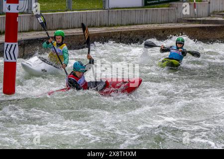 Kajakwettbewerb auf dem Augsburger Eiskanal mit Kajakpaddlern, Kajak, Augsburg, Schwaben, Bayern, Deutschland Stockfoto