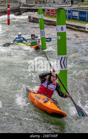 Kajakwettbewerb auf dem Augsburger Eiskanal mit Kajakpaddlern, Kajak, Augsburg, Schwaben, Bayern, Deutschland Stockfoto