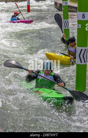 Kajakwettbewerb auf dem Augsburger Eiskanal mit Kajakpaddlern, Kajak, Augsburg, Schwaben, Bayern, Deutschland Stockfoto