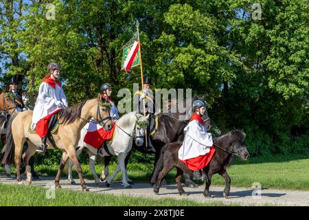 Gruppe von Altarknaben in rot-weiß Echo bei der Prozession der Blutfahrt in Weingarten am blutigen Freitag, Weingarten, Oberschwaben, Schwaben Stockfoto