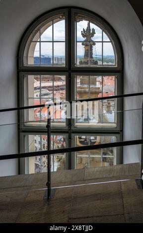 Blick aus einem Kuppelfenster der Frauenkirche auf die Altstadt von Dresden in Sachsen. *** Blick von einem Kuppelfenster auf die Frauenkirche auf die Altstadt von Dresden in Sachsen Stockfoto