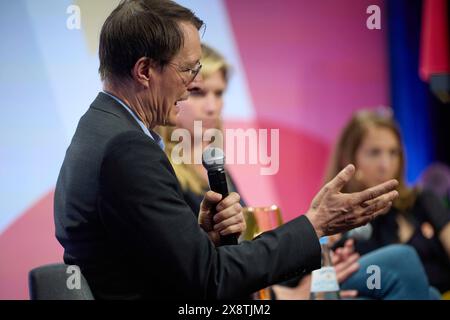 Bundesgesundheitsminister Karl Lauterbach (SPD) spricht in Berlin anlässlich der Feierlichkeiten zum 75. Jahrestag des Grundgesetzes. Berlin, Berlin Stockfoto