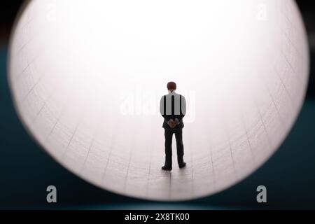 Der Mann steht am Ende der Röhre, reflektiert über die Zukunft Stockfoto