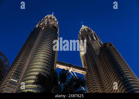 Mai 2024. Kuala Lumpur, Malaysia. Twin Towers im Zentrum von KL. Wolkenkratzer bei Nacht Stockfoto