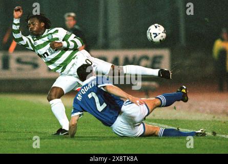 ST. JOHNSTONE V CELTIC, 24.10.99. Celtics Regi Blinker und St. Johntsone's John McQuillan kämpfen um die Herrschaft. Stockfoto