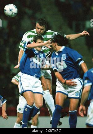 ST. JOHNSTONE V CELTIC, 24.10.99. Celtics Mark Viduka klettert über die St. Johnstone Verteidigung, um in einen Kopfball zu kommen. Stockfoto