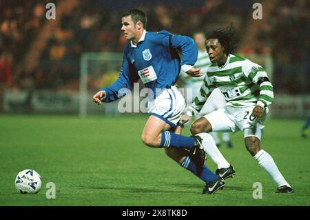 ST. JOHNSTONE V CELTIC, 24.10.99. St. Johnstone's Keith O'Halloran wird von Celtic's Regi Blinker verfolgt. Stockfoto