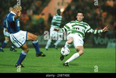 ST. JOHNSTONE V CELTIC, 24.10.99. Celtics Paul Lambert und St. Johnstone's George O'Boyle kämpfen um den Ball. Stockfoto