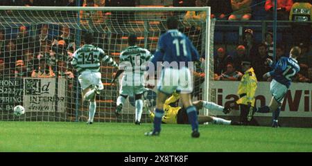 ST. JOHNSTONE V CELTIC, 24.10.99. St. Johnstone's Nathan Lowndes, rechts, schickt den Ball hinter dem keltischen Torhüter Jonathan Gould, um in der ersten Halbzeit einen Treffer zu erzielen. Stockfoto