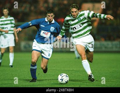 ST. JOHNSTONE V CELTIC, 24.10.99. Celtics Vidar Riseth spielt mit Paul Kane von St. Johnstone. Stockfoto