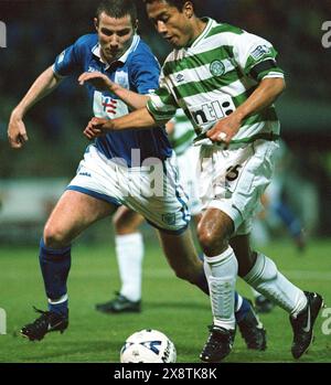 ST. JOHNSTONE V CELTIC, 24.10.99. Celtics Bobby Petta geht um die Verteidigung von St. Johnstone. Stockfoto