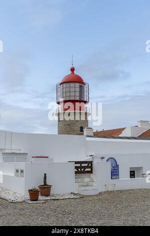 Der Eingang zum Leuchtturm Saint Vincent am Cabo de Sao Vicente, Portugal. Der Leuchtturm, umgeben von historischen Steinmauern, steht vor einem Hinterhaus Stockfoto