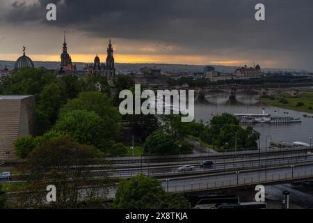 Blick auf das Terassenufer an der Elbe mit den Anlegestellen für die historische Schaufelraddampfer in Dresden in Sachsen. Links die neue Synagoge, die Glaskuppel des Lipsius-Baus, die Türme von Hausmannsturm, Residenzschloss und Katholische Hofkirche, rechts daneben die Semperoper. Im Foto rechts über der Augustusbrücke der ehemaligen Erlweinspeicher. In dem 1913 erbauten Speichergebäude wurden Tabak, Wolle, Gewürze und Stoffe gelagert. Hinter dem Speicher die Kuppel und das Minarett der Tabakmoschee Yenidze. Im Vordergrund die Carolabrücke. *** Blick auf das Terassenufer an der Elbe mit dem Stockfoto