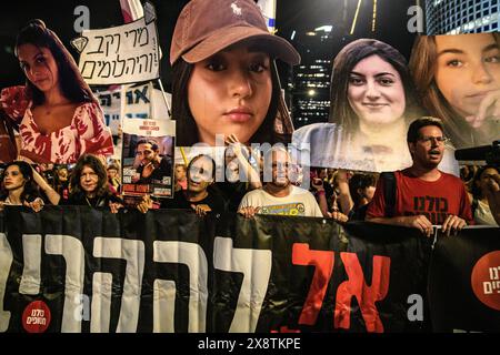 Israel. Mai 2024. Knesset-Mitglied Ofer Cassif (zweiter von rechts) neben den Fotos israelischer Geiselsoldaten der Militärbasis Nahal Oz, die noch immer in Gaza festgehalten wird. Dutzende israelische Haushalte demonstrierten mit den Geiselfamilien gegen Premierminister Benjamin Netanjahu in Tel Aviv und verlangten einen gefälschten Geiselvertrag und allgemeine Wahlen. Es kam zu Auseinandersetzungen mit der israelischen Polizei, nachdem Demonstranten Lagerfeuer an der Kaplan-Kreuzung angesetzt hatten. Tel Aviv, Israel. Mai 2024. (Matan Golan/SIPA USA). Quelle: SIPA USA/Alamy Live News Stockfoto