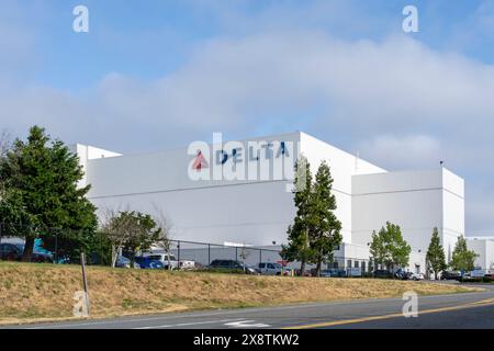 Delta-Gebäude am Seattle-Tacoma International Airport in SeaTac, WA, USA - 15. Juni 2023. Stockfoto