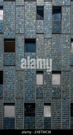 Paris, Frankreich - 05 25 2024: Ourcq Canal. Blick auf ein Gebäude mit einer Glasfassade Stockfoto