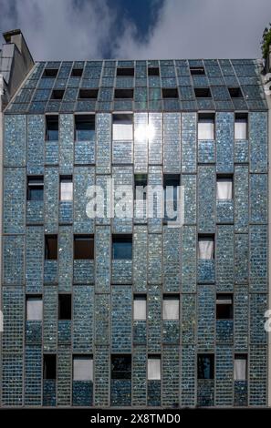 Paris, Frankreich - 05 25 2024: Ourcq Canal. Blick auf ein Gebäude mit einer Glasfassade Stockfoto