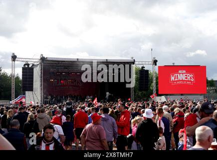 Fans von Southampton beobachten die Spieler auf der Bühne während der Premier League Promotion im St. Mary's Stadium in Southampton. Southampton sicherte sich den Aufstieg zurück in die Premier League, nachdem er am Sonntag im Play-off-Finale der Meisterschaft Leeds United 1-0 besiegt hatte. Bilddatum: Montag, 27. Mai 2024. Stockfoto