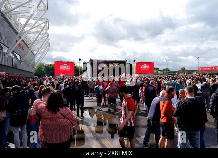 Fans von Southampton beobachten die Spieler auf der Bühne während der Premier League Promotion im St. Mary's Stadium in Southampton. Southampton sicherte sich den Aufstieg zurück in die Premier League, nachdem er am Sonntag im Play-off-Finale der Meisterschaft Leeds United 1-0 besiegt hatte. Bilddatum: Montag, 27. Mai 2024. Stockfoto