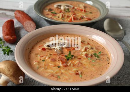 Herzhafte Pizzasuppe mit Cabanossi und Hackfleisch Stockfoto