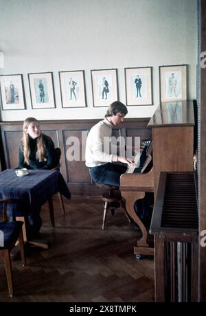 Junger Mann spielt Klavier für eine junge Fraum im Salon des Hotels Montesano Montesano in Villars-sur-Ollon. / Junger Mann spielt Klavier für eine junge Frau im Salon des Hotels Montesano Montesano in Villars-sur-Ollon. *Aufnahmedatum geschätzt/Datum geschätzt* Schnappschuss-Fotografie/A. Aldrige *** junger Mann spielt Klavier für eine junge Frau im Salon des Hotel Montesano Montesano in Villars sur Ollon junger Mann spielt Klavier für eine junge Frau im Salon des Hotel Montesano Montesano in Villars sur Ollon Datum geschätzte Schnappschussfotografie A Aldrige Stockfoto