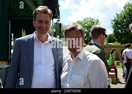 27.05.2024 xkhx Kassel, Hessenkampfbahn BÜNDNIS 90/DIE GRÜNEN - Wahlkampftour zur Wahl zum 10. Europäisches Parlament Bild zeigen: Robert Habeck, Vizekanzler und Wirtschaftsminister, *** 27 05 2024 xkhx Kassel, Hessenkampfbahn BÜNDNIS 90 DIE GRÜNEN Kampagnentour zur Wahl zum 10. Europäischen Parlament Bild zeigt Robert Habeck, Vizekanzler und Wirtschaftsminister, KH Stockfoto