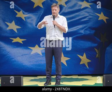 27.05.2024 xkhx Kassel, Hessenkampfbahn BÜNDNIS 90/DIE GRÜNEN - Wahlkampftour zur Wahl zum 10. Europäisches Parlament Bild zeigen: Robert Habeck, Vizekanzler und Wirtschaftsminister, *** 27 05 2024 xkhx Kassel, Hessenkampfbahn BÜNDNIS 90 DIE GRÜNEN Kampagnentour zur Wahl zum 10. Europäischen Parlament Bild zeigt Robert Habeck, Vizekanzler und Wirtschaftsminister, KH Stockfoto