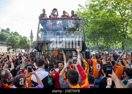 27. Mai 2024: Istanbul, Türkei, 27. Mai 2024: Galatasaray wurde 2024 zum 24. Mal Meister in der türkischen Super Football League. In Istanbul versammelten sich Fans in Taksim, um gemeinsam mit Galatasaray-Fußballspielern die Meisterschaft zu feiern. (Kreditbild: © Tolga Ildun/ZUMA Press Wire) NUR REDAKTIONELLE VERWENDUNG! Nicht für kommerzielle ZWECKE! Quelle: ZUMA Press, Inc./Alamy Live News Stockfoto