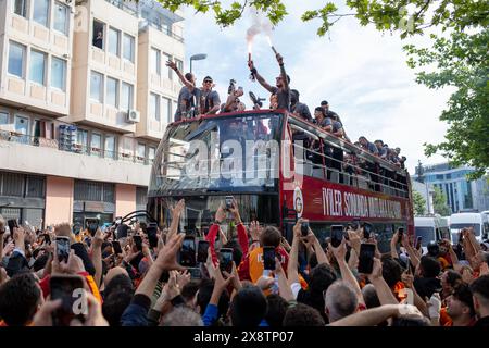 27. Mai 2024: Istanbul, Türkei, 27. Mai 2024: Galatasaray wurde 2024 zum 24. Mal Meister in der türkischen Super Football League. In Istanbul versammelten sich Fans in Taksim, um gemeinsam mit Galatasaray-Fußballspielern die Meisterschaft zu feiern. (Kreditbild: © Tolga Ildun/ZUMA Press Wire) NUR REDAKTIONELLE VERWENDUNG! Nicht für kommerzielle ZWECKE! Quelle: ZUMA Press, Inc./Alamy Live News Stockfoto