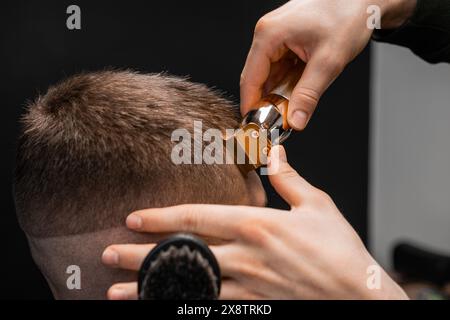 Close up Friseur Formen bemannt Haare auf der Stirn Stockfoto