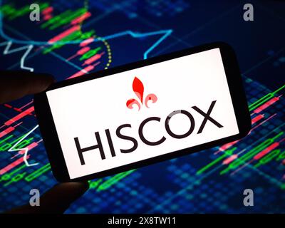 Konskie, Polen - 26. Mai 2024: Das Firmenlogo von Hiscox wird auf dem Mobiltelefon angezeigt Stockfoto