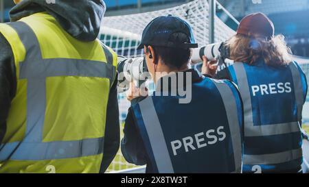 Professioneller Pressesprecher, Sportfotografen mit Kamera-Zoom-Objektiv Shooting Football Championship Match im Stadion. Internationaler Pokal, World Tournament Event. Fotografie, Journalismus, Medien Stockfoto