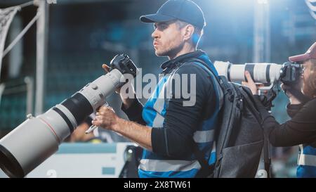 Professioneller Pressesprecher, Sportfotografen mit Kamera mit Zoomobjektiv Shooting Football Championship Match in einem Stadion. Internationaler Pokal, Weltturnier. Fotografie, Journalismus und Medien Stockfoto