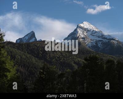 Blick auf das verschneite Watzmann-Massiv mit den Gipfeln des kleinen Watzmanns und Kindern in der späten Nachmittagssonne im Frühling Stockfoto