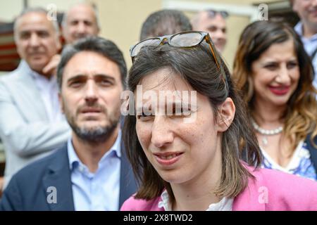 Catanzaro, Italien. Mai 2024. Elly Schlein, beantwortet Fragen der Presse während ihres Besuchs im Solidaritätszentrum. Elly Schlein, Parteivorsitzende der Demokratischen Partei (Partito Democratico, PD), besucht das Solidaritätszentrum „Centro Calabrese di Solidarietà“ in Catanzaro auf ihrer Tour „100 Plätze“ für die Europawahlen (8-9. Juni 2024). (Foto: Valeria Ferraro/SOPA Images/SIPA USA) Credit: SIPA USA/Alamy Live News Stockfoto