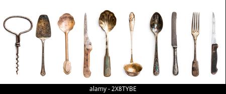 Alte metallische Küchenwerkzeuge isoliert auf weißem Hintergrund Stockfoto