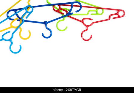 Set von bunten Kleiderbügeln aus Kunststoff isoliert auf weißem Hintergrund Stockfoto