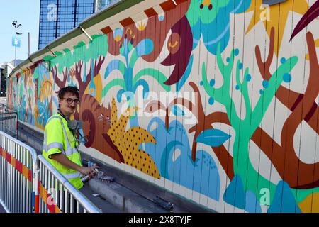 Italienischer Graffiti-Künstler, der für den Auftrag von Göteborg-Stadt an der Baumauer arbeitet. Göteborg, Schweden Mai 2024 Stockfoto
