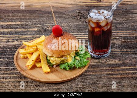 Lernen Sie den Burger kennen, der geschmolzenen Cheddar-Käse und Barbecue-Burger auf einem Holzboden bietet. Cheese Burger Cheddar im Holzhintergrund Stockfoto